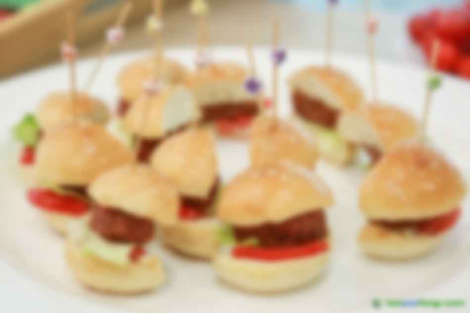 2019年10月16日，金字火腿股份有限公司在上海發(fā)布“人造肉”植物肉餅。 視覺中國 圖
