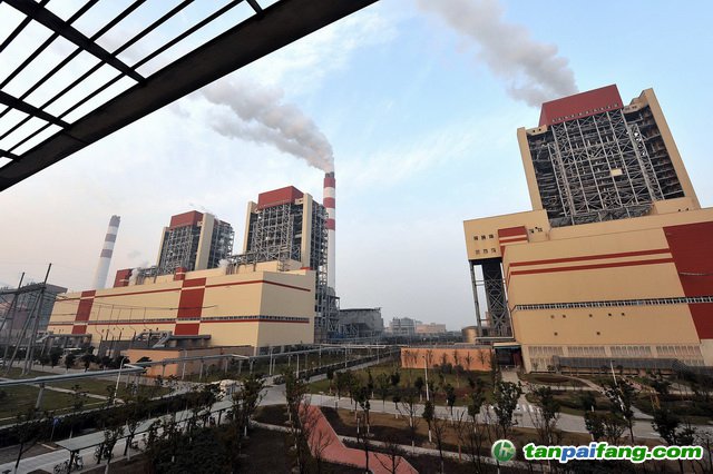 發(fā)電企業(yè)主要是大型國有企業(yè)，其排放數(shù)據(jù)管理更規(guī)范、更完善。圖為上海外高橋第三發(fā)電有限責任公司發(fā)電廠外景。攝影/章軻