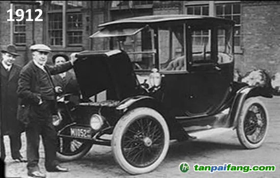 圖1 1912年，愛迪生跟他的電動車合影。