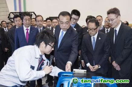 圖2 2018年5月13日，李克強總理參觀日本豐田氫燃料汽車。