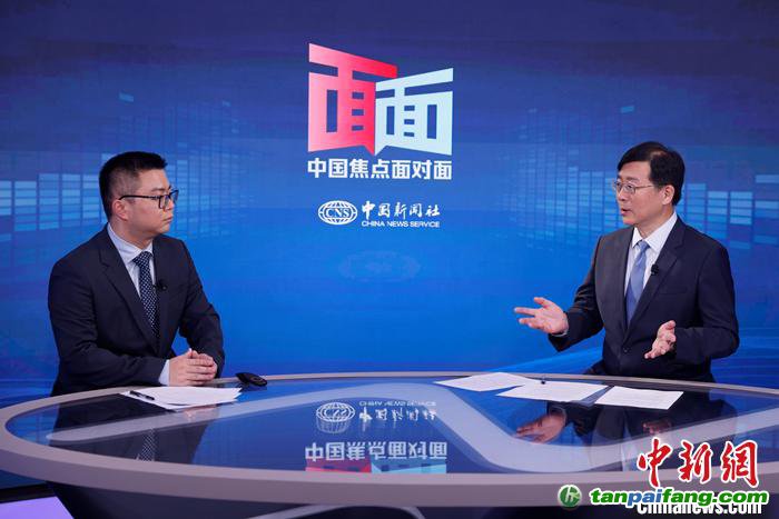 國家氣候變化專家委員會(huì)副主任、中國科學(xué)院科技戰(zhàn)略咨詢研究院研究員王毅(右)日前在北京接受<a target='_blank'  data-cke-saved-href='/' href='/'>中新社</a>“中國焦點(diǎn)面對(duì)面”專訪。<a target='_blank'  data-cke-saved-href='/' href='/'>中新社</a>記者 蔣啟明 攝