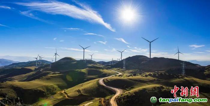 資料圖：拉馬鄉(xiāng)魯南山風(fēng)電場(chǎng)。李益民 攝