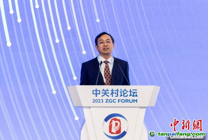 朱慶山研究員在論壇上以“鋼鐵工業(yè)超低碳發(fā)展路徑思考”為題做報(bào)告。　任暉 攝